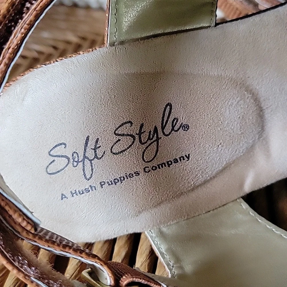 NWOT,  Soft Style Patsie, sandals, size  7.5 narrow, bronze